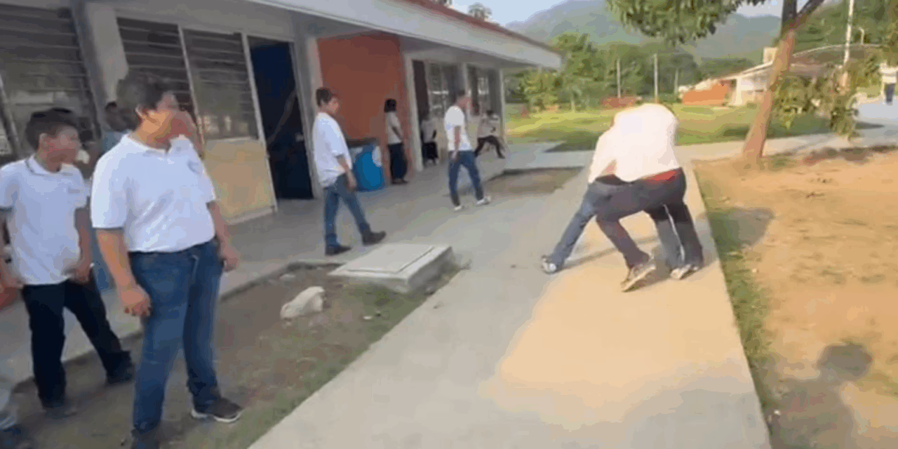 VIDEO:PELEA ENTRE ESTUDIANTES EN SECUNDARIA DEJA UN MENOR GRAVEMENTE HERIDO EN MANZANILLO