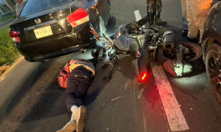 Motociclista golpea varios vehículos y resulta lesionado en el accidente.