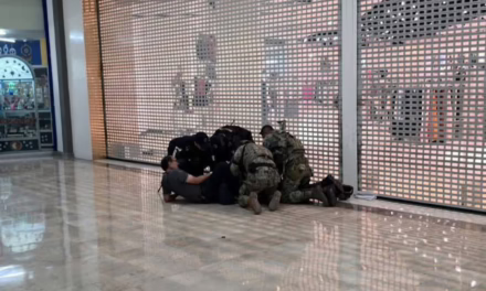 Tensión en Plaza América, un hombre se atrincheró dentro de Santander en el puerto de Veracruz