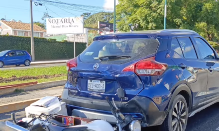 Nissan Kicks y motocicleta bloquean parcialmente la carretera Xalapa-Veracruz cerca de El Olmo
