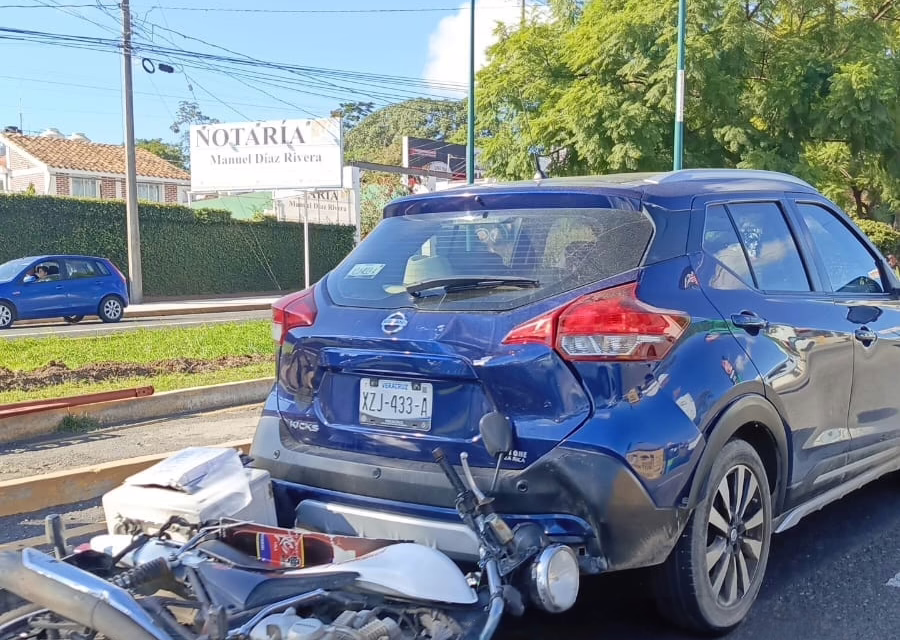 Nissan Kicks y motocicleta bloquean parcialmente la carretera Xalapa-Veracruz cerca de El Olmo