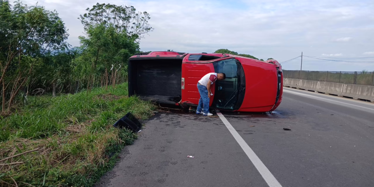 Volcadura de vehículo en la carretera
