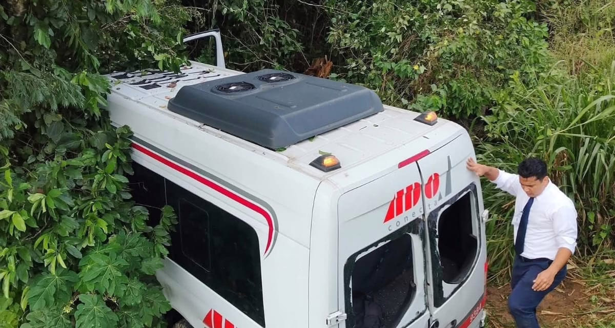 Sprinter de la línea ADO se sale de la carretera Coatzacoalcos -VillaHermosa