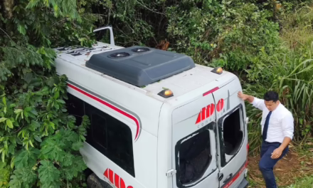 Sprinter de la línea ADO se sale de la carretera Coatzacoalcos -VillaHermosa