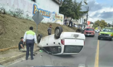 Accidente en carretera Xalapa-Misantla: Chevy blanco sufre volcadura a la altura de Naolinco