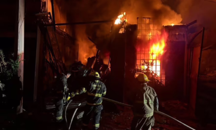 Fuego consume fábrica de colchones en Jalisco