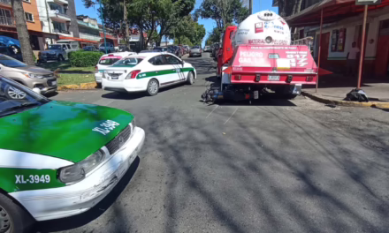 Motocicleta quedó abajo de pipa de gas en Xalapa