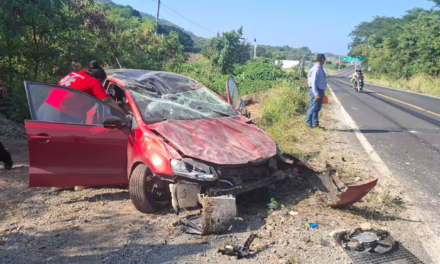 Volcadura de vehículo en carretera Poza Rica-Cardel cerca de Laguna Verde