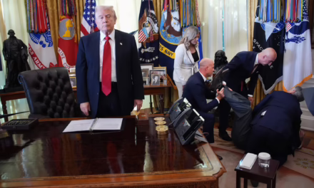 Video:Ejecutivo farmacéutica se desmaya en la Casa Blanca