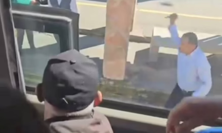 Video:Discuten conductor de AU y taxista, el cual sacó una navaja en Jalacingo