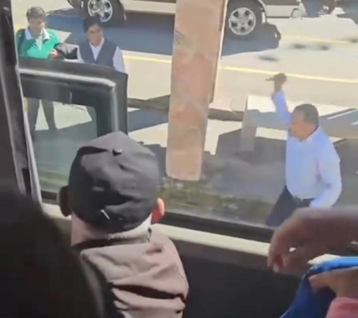 Video:Discuten conductor de AU y taxista, el cual sacó una navaja en Jalacingo