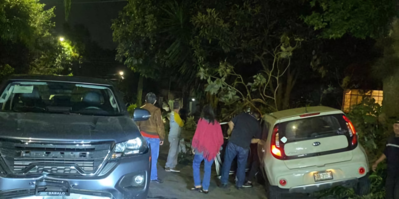 Aparatoso accidente conductor en estado inconveniente impacta su vehículo contra una camioneta y un árbol