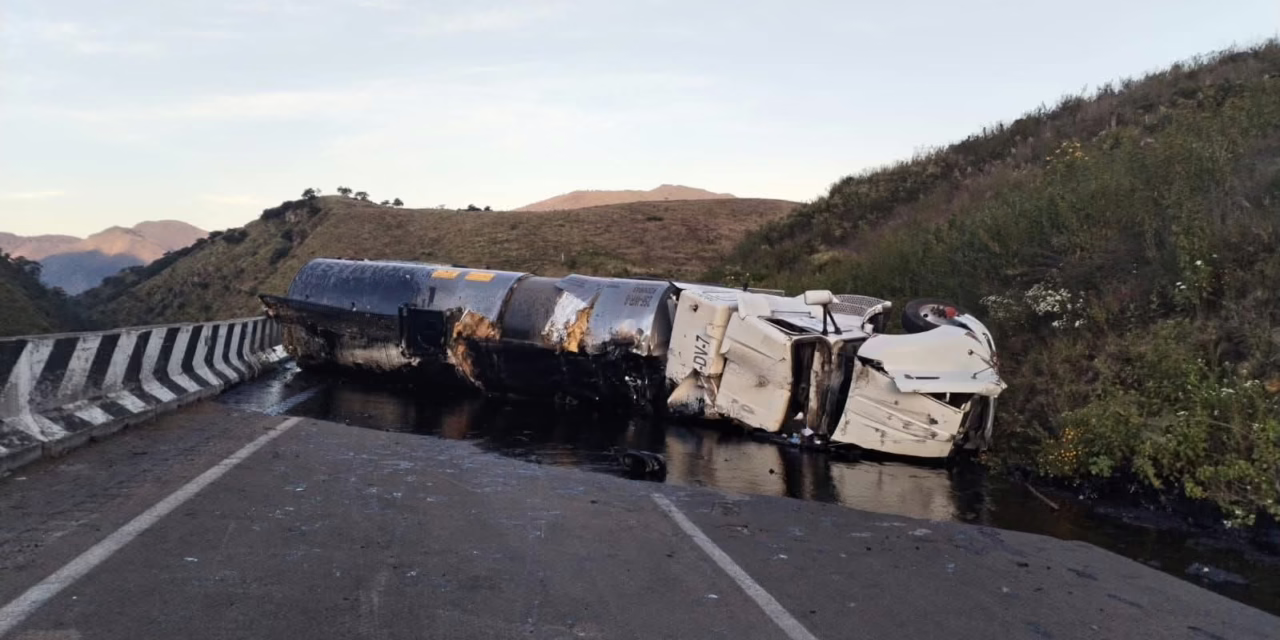Cierran la carretera Veracruz -Puebla por volcadura de pipa con combustóleo