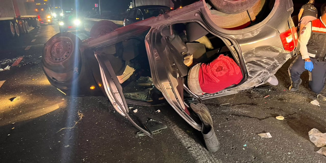 Volcadora de vehículo en el libramiento de Xalapa, a la altura de Corral Falso