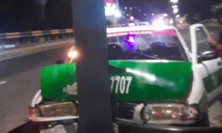 Taxi choca contra luminaria en el puente Macultépec, Xalapa 