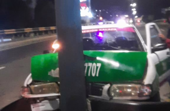Taxi choca contra luminaria en el puente Macultépec, Xalapa 