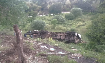 Volcadura de tractocamión en la carretera Colipa – Vega de Alatorre