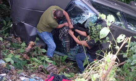 Pareja de adultos mayores sufren volcadura en la carretera Cazónes-Poza Rica!
