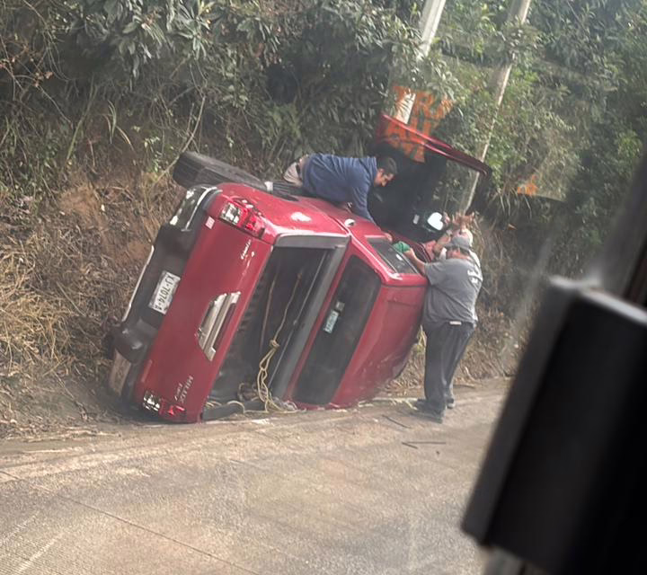 Volcadura en Las Trancas-Coatepec: camioneta Hilux siniestrada cerca de Paso Ladrillo
