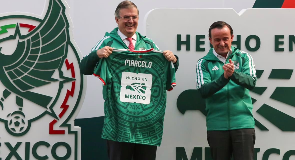 Marcelo Ebrard entrega distintivo Hecho en México a la Federación Mexicana de Futbol