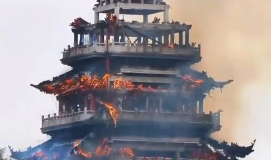 VIDEO: INCENDIO DESTRUYE PABELLÓN HISTÓRICO EN CHINA