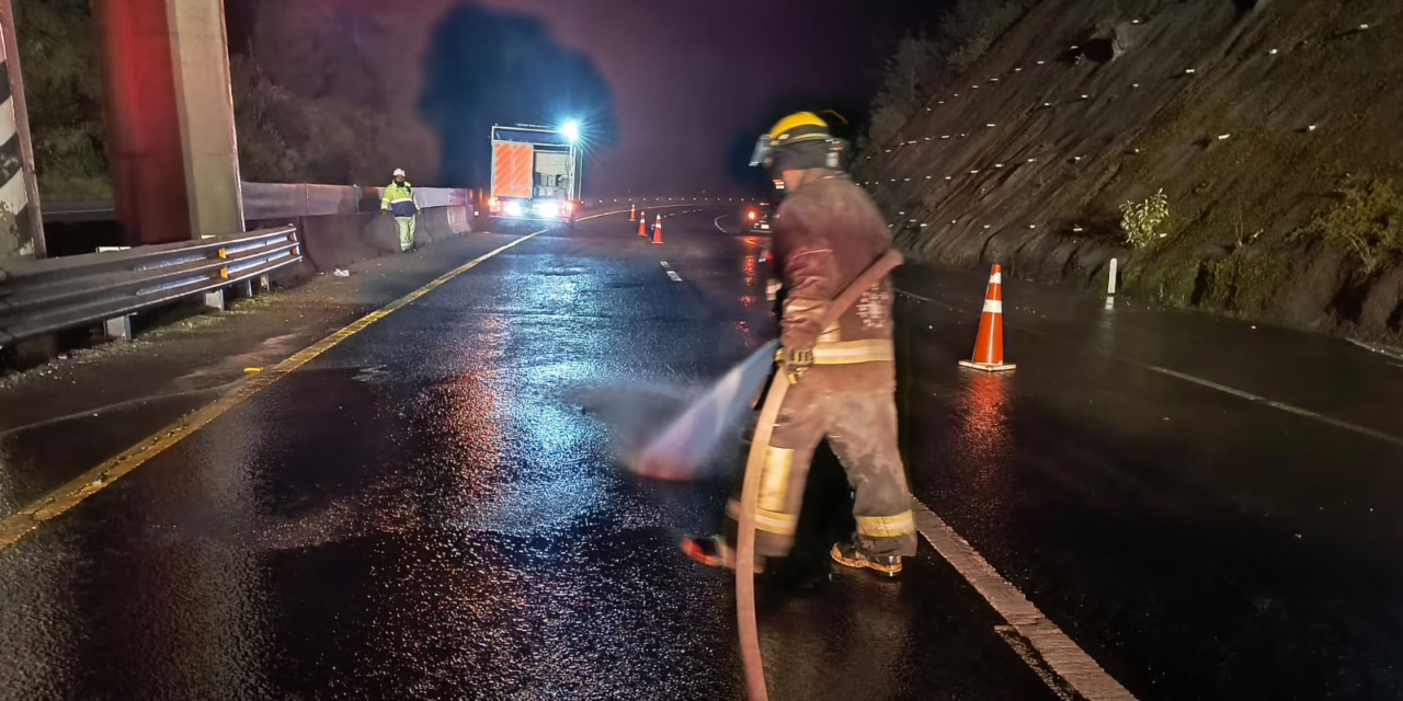 Bomberos limpian derrame aceite y gasolina, tras accidente en la Xalapa-Perote