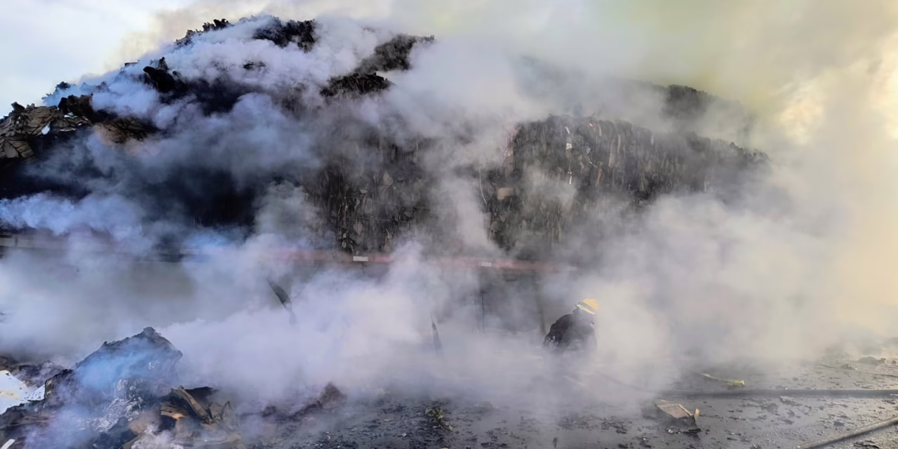 Controlan incendio de Tractocamión Cargado con cartón en la Xalapa-Veracruz