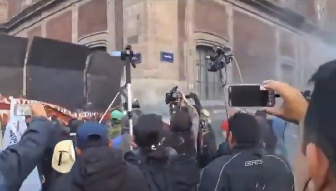 Maestros de la CNTE se manifiestan cerca del Palacio Nacional durante la conferencia de Claudia Sheinbaum