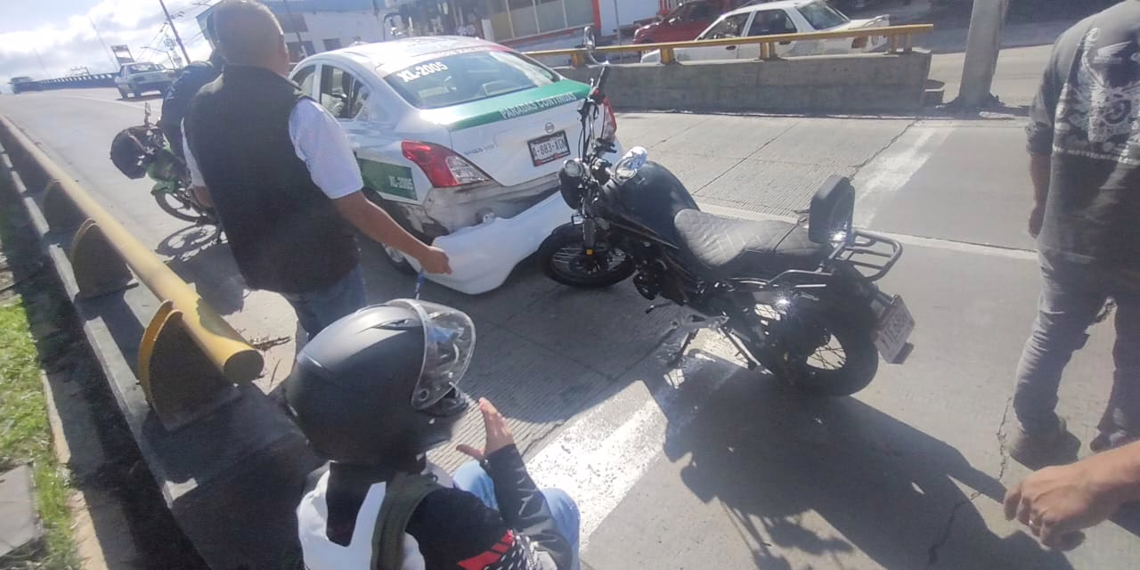 Accidente de taxi y motocicleta en Lázaro Cárdenas obstruye carril hacia Las Trancas