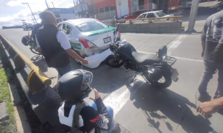 Accidente de taxi y motocicleta en Lázaro Cárdenas obstruye carril hacia Las Trancas