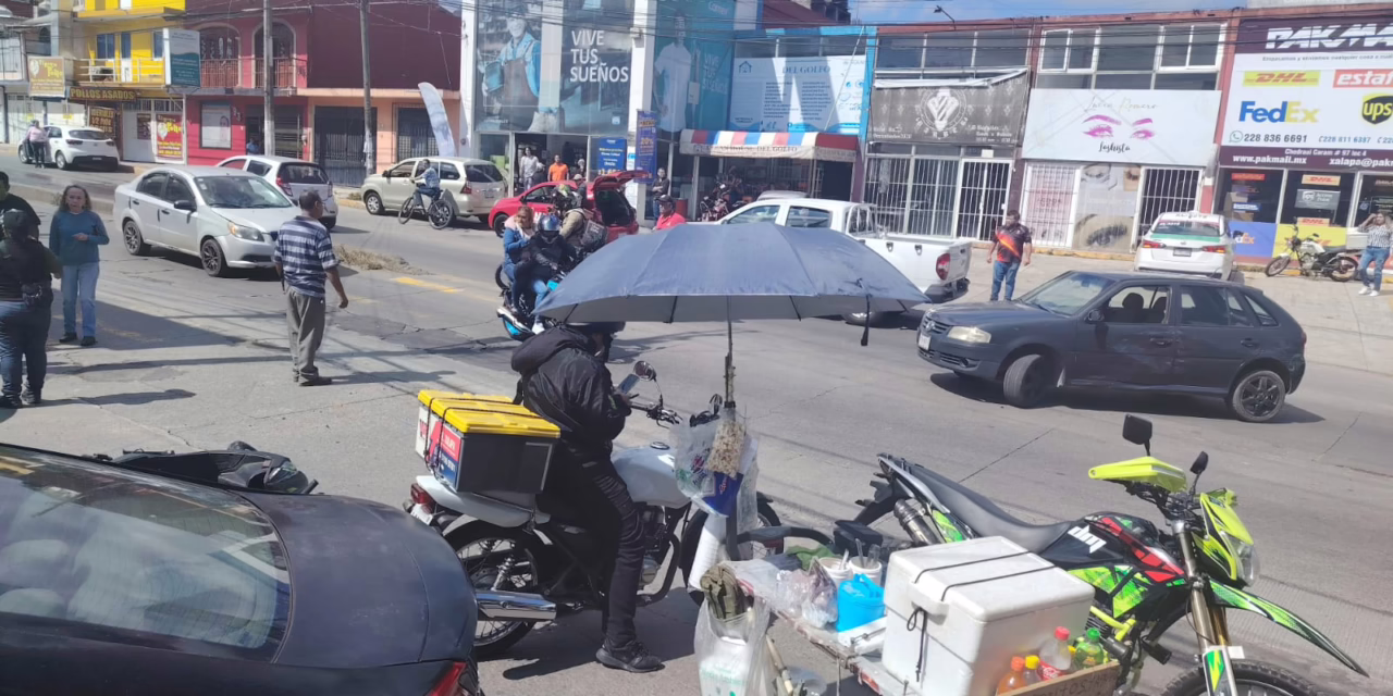 Choque entre auto y motocicleta en Antonio Chedraui Caram deja un lesionado