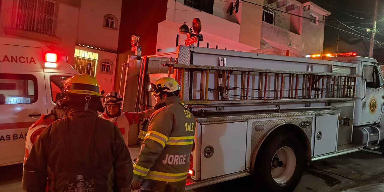 Bomberos de Xalapa rescatan a persona atrapada en la Colonia Las Fuentes