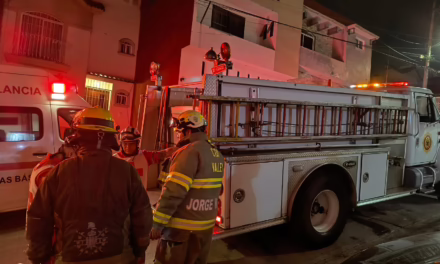 Bomberos de Xalapa rescatan a persona atrapada en la Colonia Las Fuentes