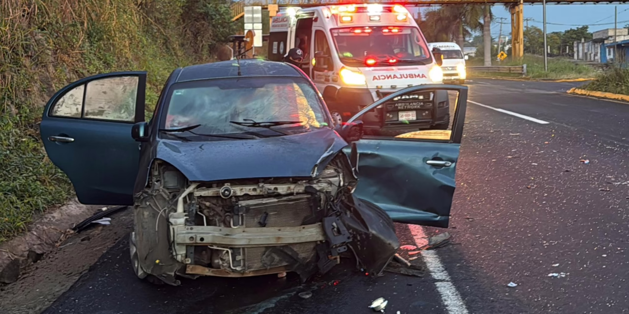 Accidente en la Xalapa-Veracruz: Tráiler pierde el control e impacta automóvil en El Lencero