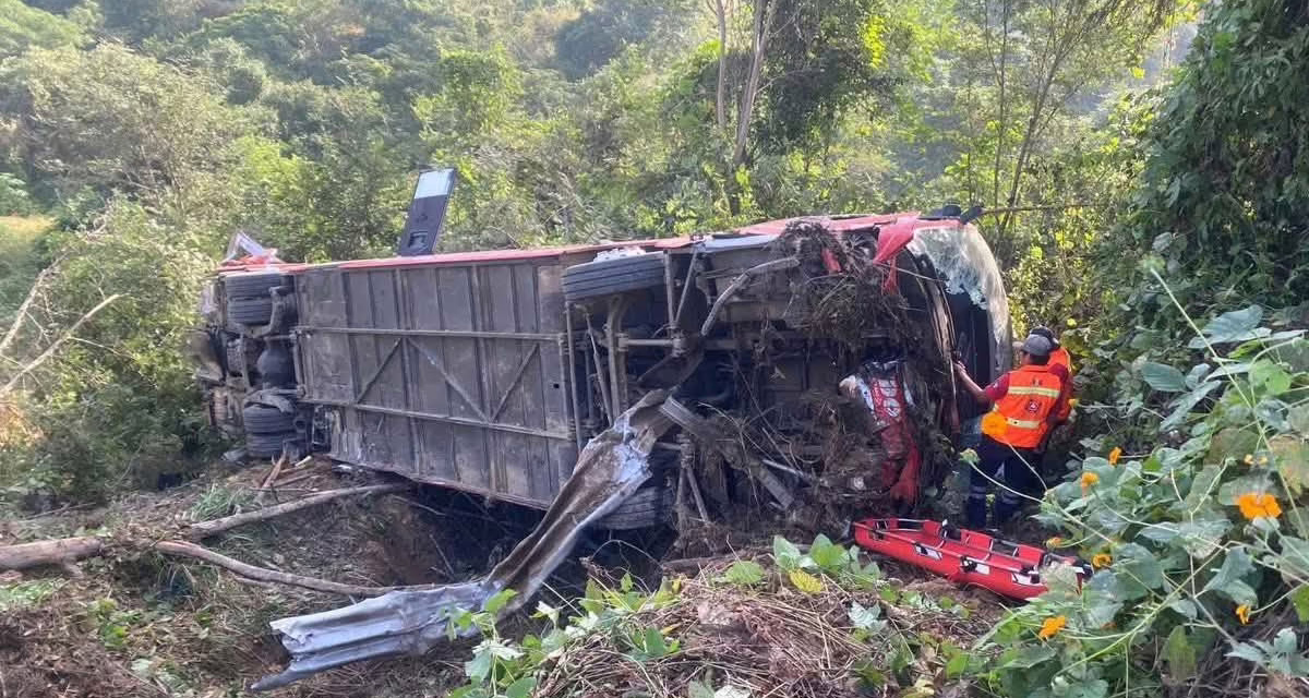 Un autobús ADO chocó contra un tráiler en el paraje Los Cuatitos, kilómetro 72 de la autopista a Puerto Escondido, Oaxaca.