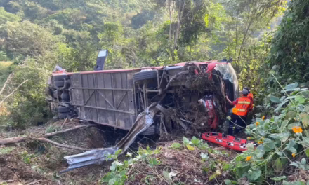 Un autobús ADO chocó contra un tráiler en el paraje Los Cuatitos, kilómetro 72 de la autopista a Puerto Escondido, Oaxaca.
