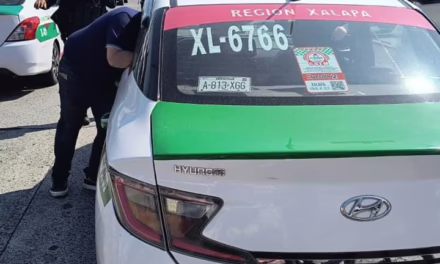 Taxista sufre presunto infarto al volante cerca de CAXA en Xalapa