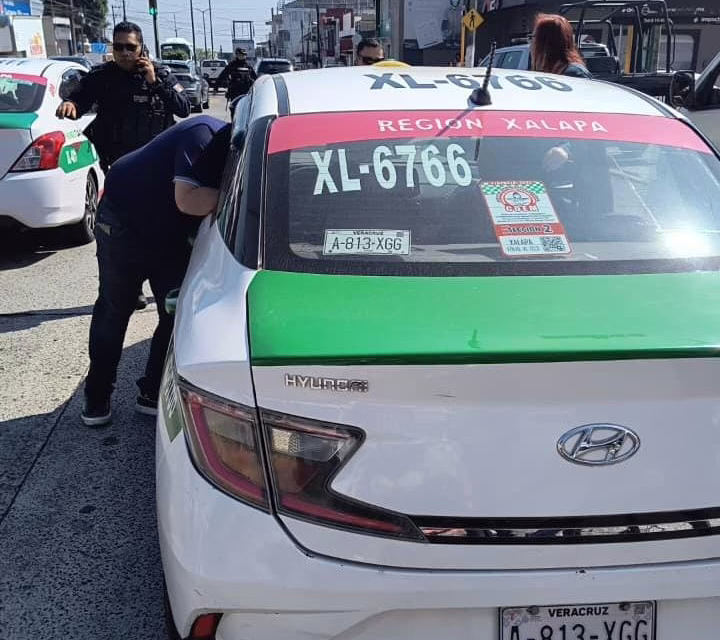 Taxista sufre presunto infarto al volante cerca de CAXA en Xalapa