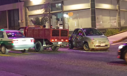 Choque vehicular en Ávila Camacho: reportan una mujer lesionada
