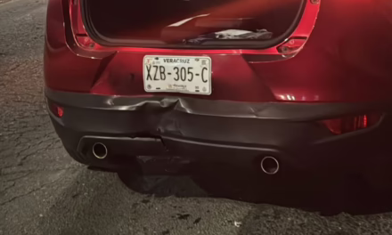 Choque por alcance en Lázaro Cárdenas: camioneta y motocicleta involucradas