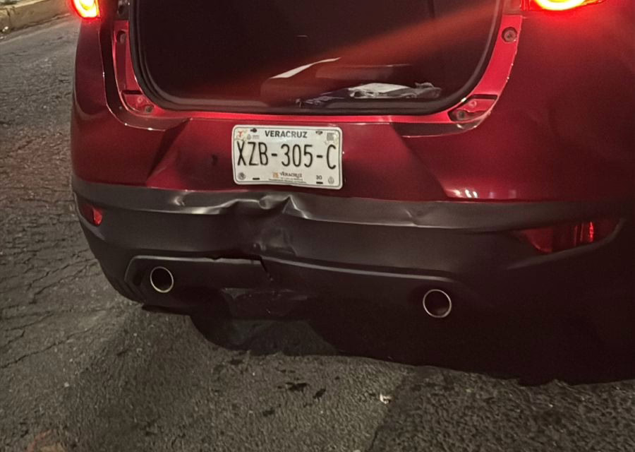 Choque por alcance en Lázaro Cárdenas: camioneta y motocicleta involucradas