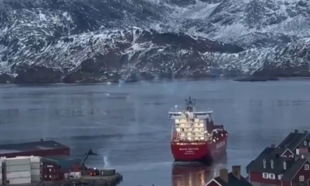 Video:Groenlandia despide con fuegos artificiales su último barco de suministro del año por el inicio del invierno.