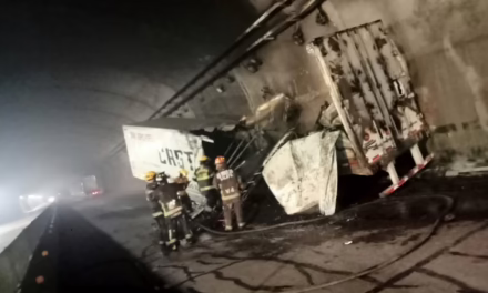 Incendio de tractocamión y volcadura de tráiler en el libramiento de Xalapa