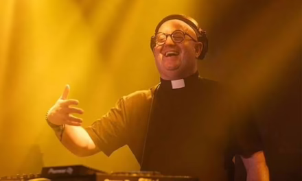 El DJ Padre Guilherme sorprende en Puebla