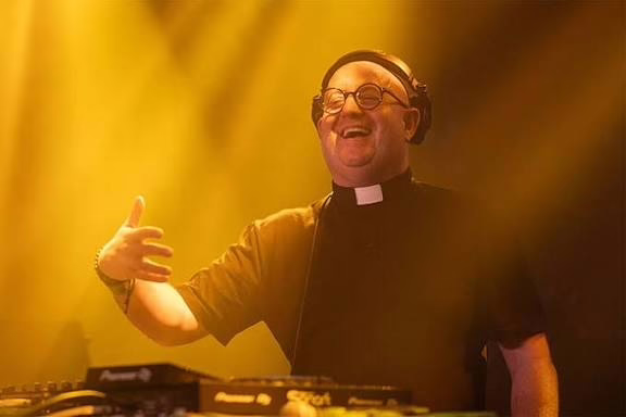 El DJ Padre Guilherme sorprende en Puebla