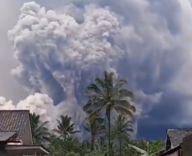 Video:Indonesia elevó al máximo la alerta tras la erupción del volcán Semeru en la isla de Java