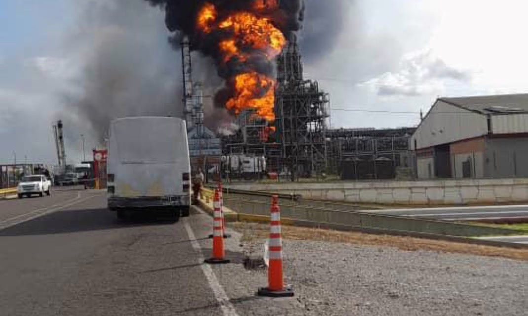 Video:Explosión e incendio en planta petrolera de Venezuela