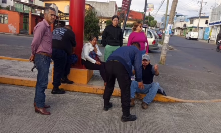 Motociclista impacta dos personas en la colonia Carolino Anaya en Xalapa
