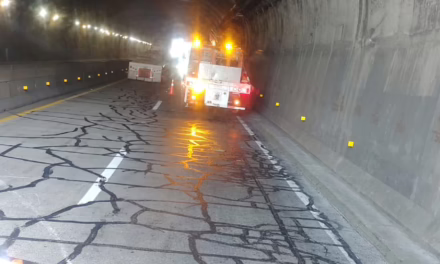 Incendio de tráiler moviliza a cuerpos de emergencia en el Libramiento de Xalapa