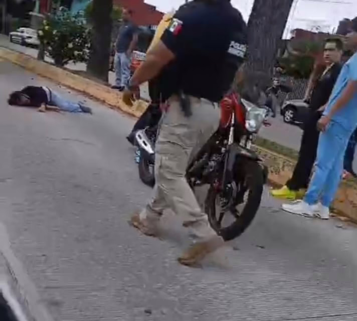Accidente en Av. Ruiz Cortines deja un motociclista lesionado; esperan arribo de paramédicos